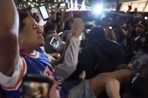 纽约观赛派对引发骚乱 警方出动遭调侃：萨克麦迪克~只能使用防暴喷雾