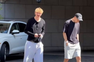 哈弗茨与沃尔特马德在芝加哥与球迷互动签名及合影