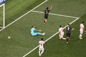 新西兰以1-0领先伊朗！伊利亚·贾斯特抽射得分，伍德胸部传球助攻