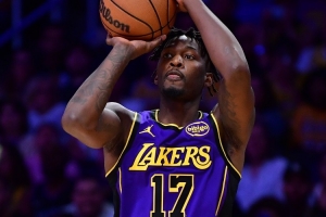 湖人1年半前以3个次轮交易DFS,如今火箭倒贴3次轮才将其送走