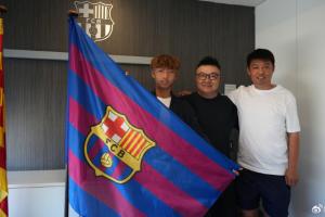 董路报道:足协主席宋凯向李昊炎赠送亲笔信,祝贺其加盟巴塞罗那