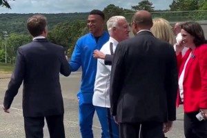 依旧是法国一哥！德尚带姆巴佩会见马克龙，合影时两人也站在一起