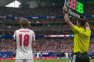 英格兰队调整阵容：拉什福德、马杜埃凯被替换下场，萨卡、戈登替补登场