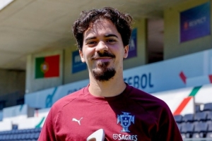 欧冠夺冠队核心,维蒂尼亚荣获2025年FIFPRO全球最佳阵容奖杯