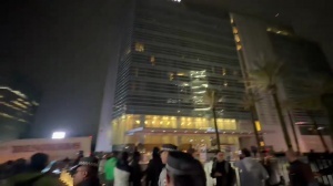 盘外招是否有效?墨西哥球迷昨夜在酒店外持续鸣笛,为厄瓜多尔赛前抗议