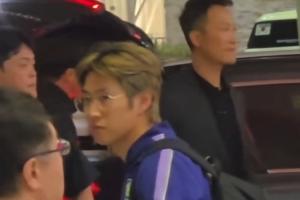 韩国球迷在机场斥责洪明甫,李刚仁静立一旁沉思良久