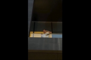 C罗阳台向球迷挥手,众球迷热烈欢呼