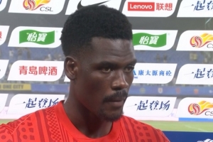 让·克劳德:我能胜任多个位置,中卫也在其中,红牌几乎终结了比赛