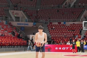 中国男篮迎战日本男篮一役即将上演！杨瀚森赛前展开热身