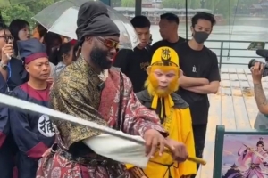 王鹤棣亲自指导杰伦·布朗挥舞金箍棒,后者动作颇像