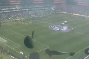 壮观FIFA看台座椅摆放彩色纸帽，球迷未等开球已热情抛掷