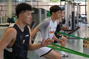 广东男篮今日假期结束投入夏训备战 徐杰黄明依在美国进行特训