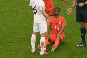 幸无大碍,阿玛德忽地坐在地上,接受治疗后再战赛场