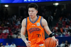 国产新星攻防全能!张镇麟7投3中获9分2篮板3助攻2抢断1盖帽 末节累积犯规被罚下场