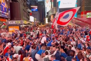世界杯首战将至！纽约时代广场涌动法国球迷热情，为国家队加油