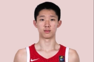 张宇辰三分球12投6中,媒体人认为其未来前景广阔,建议尽快出国深造。