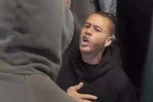 这太像哥谭了...纽约球迷砸毁路灯,劝阻者反遭围殴!