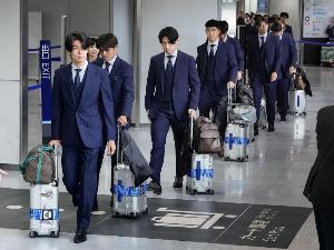 日本媒体：约700名日本球迷迎接，球迷齐声呼喊“大家辛苦”“感谢你们的付出”