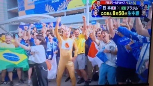 日本富士电视台赛前直播中，女记者遭遇猥亵，被日本搞笑艺人强行搂抱