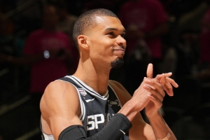 巴克利表示:文班让我对NBA未来充满信心,但今年马刺队夺冠无望