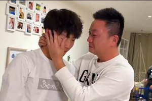 泪流满面！拉玛西亚中国翘楚李昊炎讲述足球生涯泪点，激动拥抱落泪