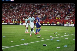 FIFA将对克罗地亚球迷扔瓶子事件进行调查，克罗地亚足协可能面临处罚