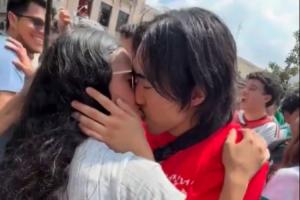 韩迷在墨西哥尽情狂欢，与外籍女球迷亲吻