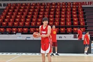 大战前夕轻松一下！训练中杨瀚森三分球2投0中 徐昕旁边开玩笑