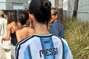 太阳报：贝克汉姆次子携女友观世界杯，女友着梅西球衣