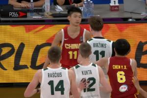 中国U17男篮激怒立陶宛媒体，后者情绪激动，夹臂推人行为频发