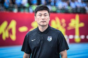 李国旭指出：中超多数职位由外籍教练担任，全球罕见，本土教练亟需的是信任