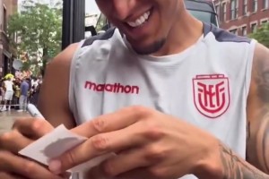 被迫在“屁股”上签名！因卡皮耶：这辈子没签过这么奇葩的名