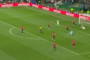 墨西哥2-0领先捷克，霍莱什失误送礼，基尼奥内斯补射得分！