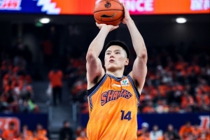 三分球致命!李弘权投篮6中5,三分3中3,全场砍下14分4篮板2助攻1抢断1盖帽!
