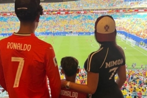 外媒报道:乔治娜亮相世界杯现场为C罗助威,并宣传个人服装品牌