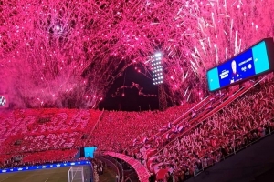 巴拉圭友谊赛前球场烟花绽放,世界杯首场比赛将迎战美国