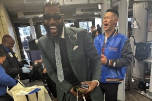 记者分享香波特和林书豪观看尼克斯总决赛G3入场瞬间，现场欢笑不断
