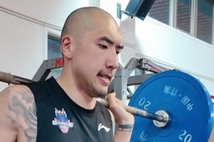 陶汉林光头抢镜,山东男篮训练视频曝光:汗水淋漓,对抗无忧