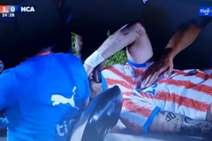 世界杯首战倒计时一周,巴拉圭国脚恩西索友谊赛不幸受伤,泪洒赛场