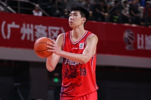 徐昕贡献不多，全场3投2中得5分3篮板1抢断，展现一记扣篮亮点