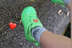 又是育儿日常！东契奇分享照片，女儿穿自家的童款签名鞋