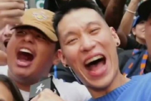 书豪客串扮演街头记者体验狂热的纽约球迷氛围！球迷高呼：布伦森就是我的爸爸