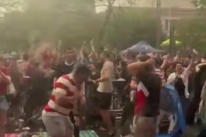 美国球迷太疯狂！倾盆大雨也浇不灭蹦迪的热情，太燃了！