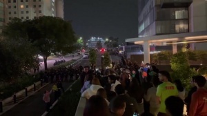 墨西哥球迷深夜在英格兰酒店外鼓乐喧天，安保未予制止