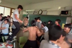 实拍：韩国学生们集体在教室庆祝韩国赢球，甚至有学生脱衣庆祝