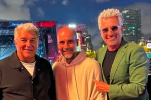 世界体育报：拉波尔塔与瓜迪奥拉参加音乐节，共同观赏表演并留下合影