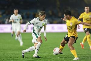 青岛西海岸在中超联赛中主场2-1击败海港后,继续保持13轮不败佳绩
