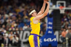 震惊!湖人休赛期投入高达4.46亿,里夫斯签下4年1.85亿合约,凯斯勒获4年1.3亿合同