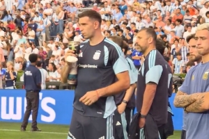 赛前气氛轻松!阿根廷门神大马丁手握马黛茶,与替补队友共观比赛