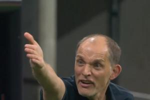 英格兰面临0-1劣势，图赫尔在场边激动指挥，情绪高涨